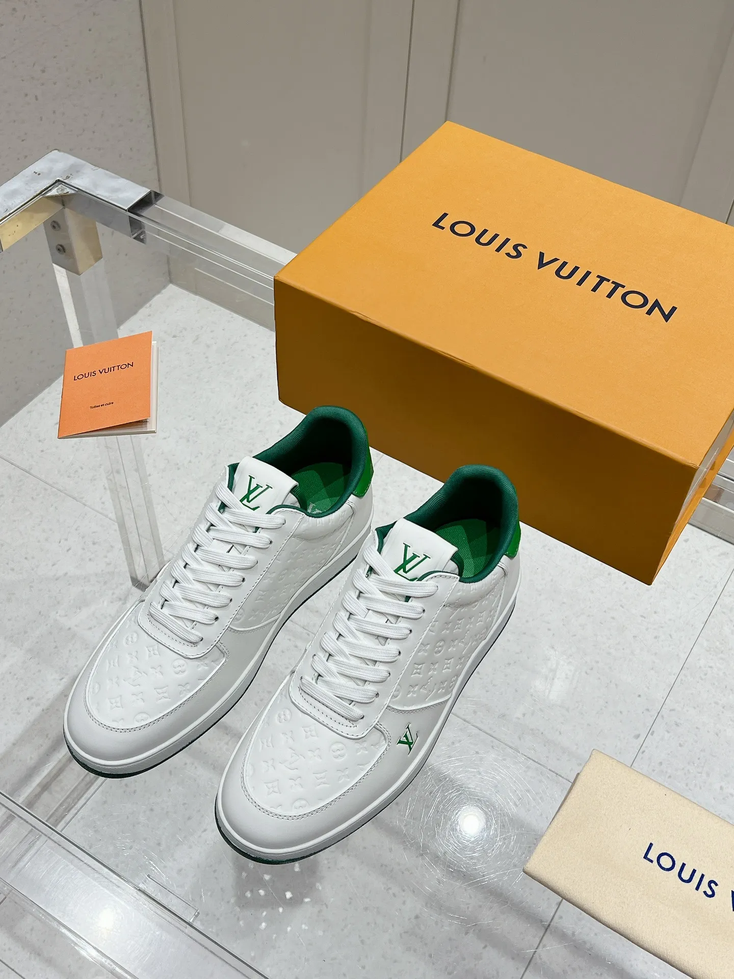 👟👟Ex-factory price 680👟👟 LV new style casual white shoes for men, simple and fashionable, light and comfortable, size: 39-44 (order 45)